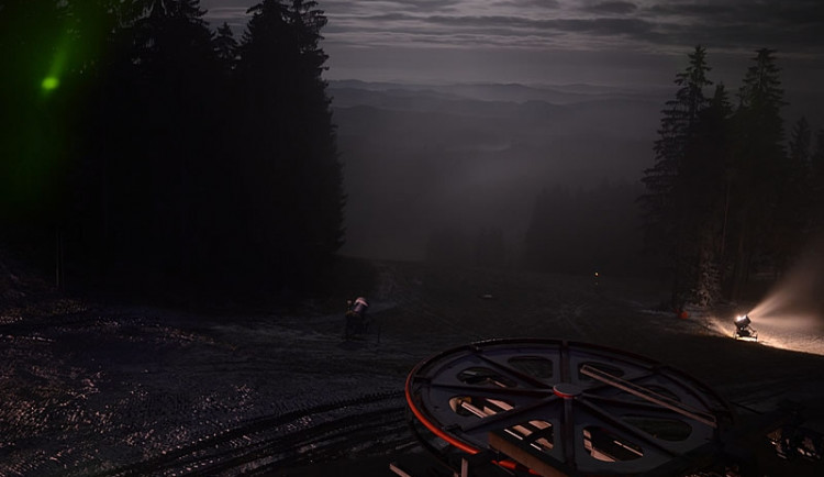 Noční zasněžování Skiareálu Lipno