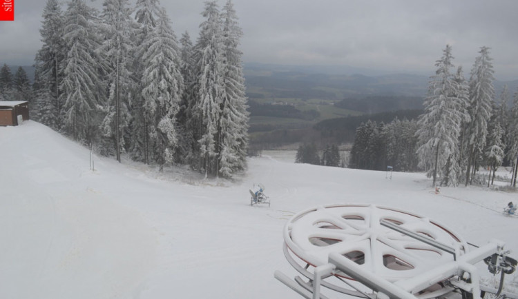 Výstupní stanice lanové dráhy Jezerní na vrcholku Kramolína u Lipna