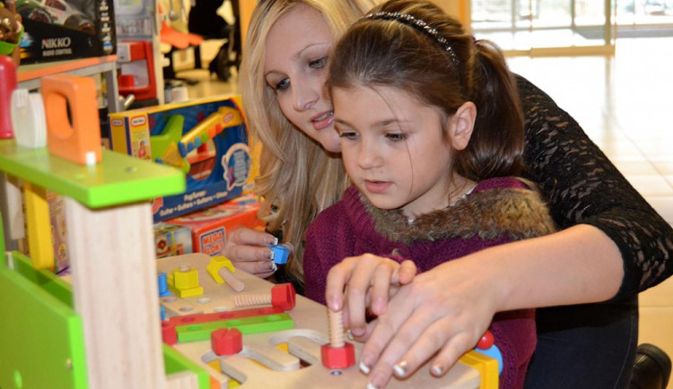 Ida Melmerová, bývalá onkologická pacienta, s holčičkou hospitalizovanou na dětském oddělení nemocnice