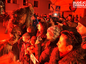 Někteří krampusáci lezli až za zábrany