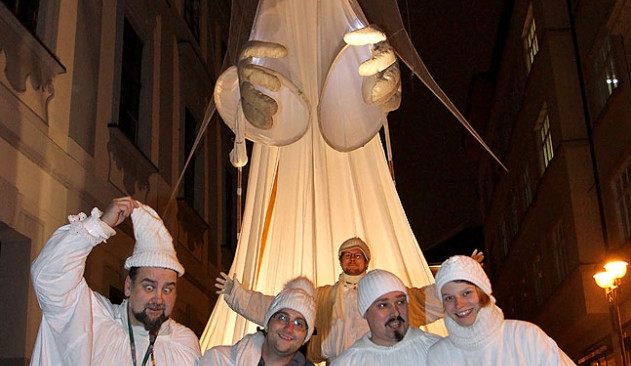 Loutka anděla s herci Divadla Kvelb. Impresário Pavel Lukas vlevo