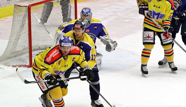 Josef Straka operuje před ústeckou brankou