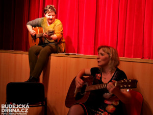 Prostor mezi představeními vyplnily koledami - paní ředitelka Dočekalová a češtinářka Nováková