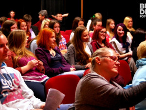 Studenti nastudovali se svými učiteli krátká divadelní představení a prezentace