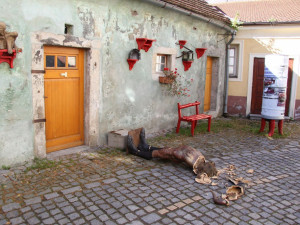 Policie pátrá po vandalech, kteří v říjnu zničili sochu býka