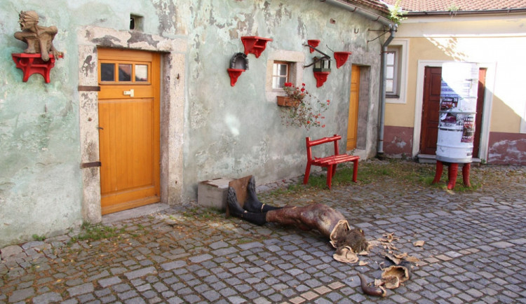 Zničené umělecké dílo před ateliérem Páral v Českém Krumlově