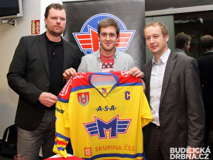 Roman Bernat mezi prezidentem Motoru Romanem Turkem a tiskovým mluvčím Jaderné elektrárny Temelín Markem Svitákem