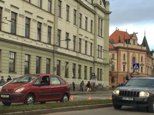 Tragédie na přechodu u soudu. Žena střet nepřežila