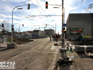 U vlečky na Dobrovodské jsou dva nové semafory - jeden pro chodce, druhý na křižovatce se zanádražkou vedoucí do Plynárenské