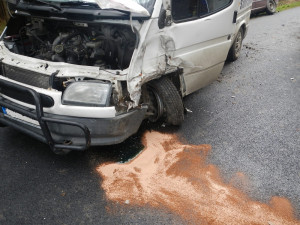 Srážky osobního auta a dodávky u Domanína