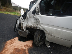 Srážky osobního auta a dodávky u Domanína