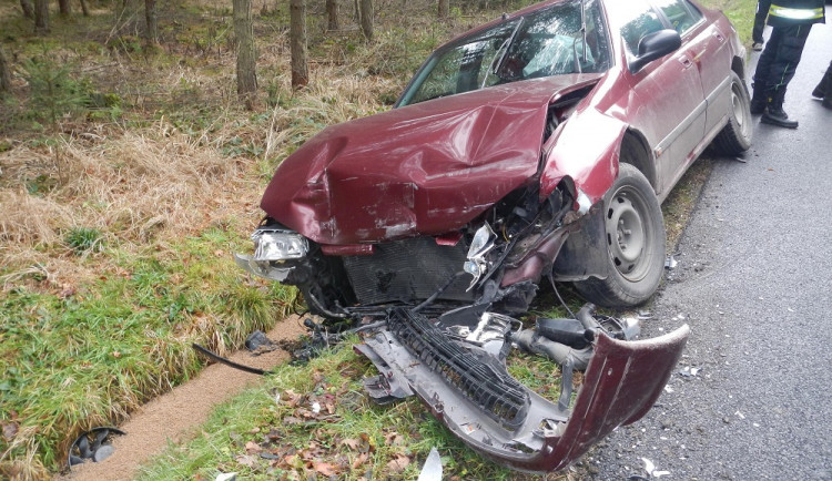Srážky osobního auta a dodávky u Domanína
