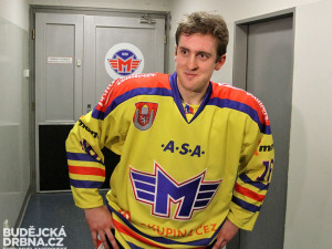 Před kabinou Motoru