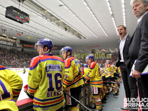 Roman Bernat si užil první třetinu zápasu na střídačce Motoru