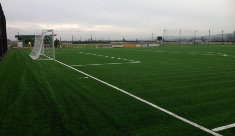 Nové hřiště s umělou trávou 3. generace v Roudném