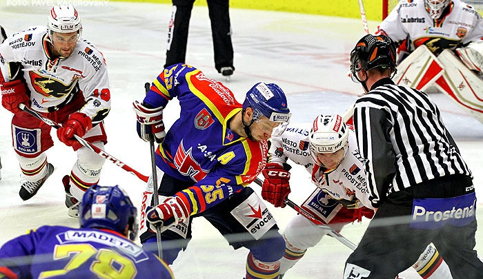 Tomáš Nouza na buly s jedním z hráčů Prostějova
