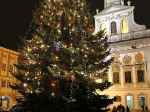 Neznámý vtipálek odpojil žárovky na vánočním stromě