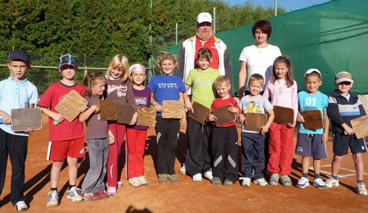 Vladimír Mikeš na snímku se svými svěřenci z velešínského tenisového klubu