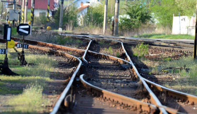 Vlak usmrtil u Hosína padesátiletou ženu