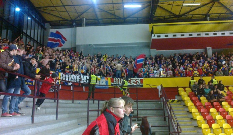 Fanoušci Motoru na jihlavském stadionu v minulé sezoně. Tehdy jich ale byly jen tři stovky