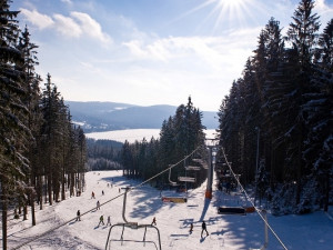 Na jihočeské sjezdovky připadl sníh, přijely tisíce lyžařů