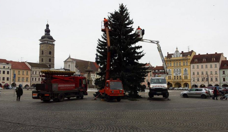 Odstrojování budějckého vánočního stromu