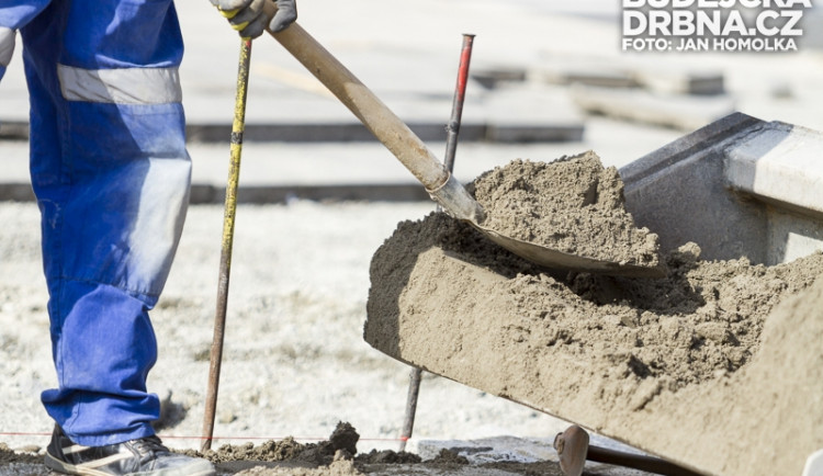 Dělník zemřel pod troskami kapličky elektroinstalace