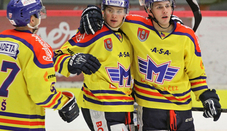 Luboš Rob s Radkem Prokešem (zprava) slaví jednu z branek