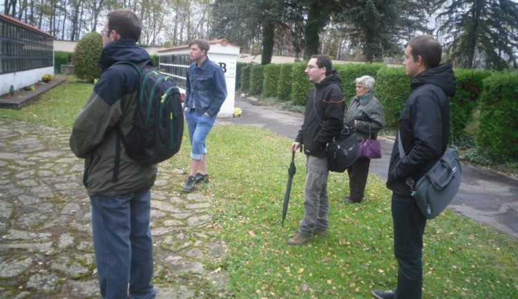 Jan Ciglbauer na podzimní vycházce po zajímavostech budějckého hřbitova