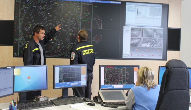 Moderní velkoplošná obrazovka přehledně zobrazuje požární situaci v areálu elektrárny Temelín