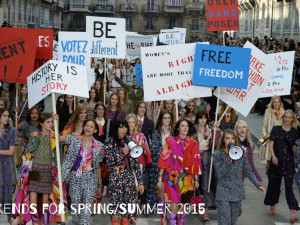 Jaké budou letos na jaře a v létě módní trendy?