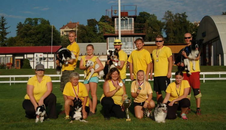 Budějcký kynologický klub OSA Alea na mistrovství České republiky 2014. Sabina Koubková dole uprostřed