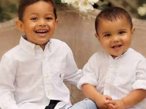 Synové Dante and Leonardo (zleva)