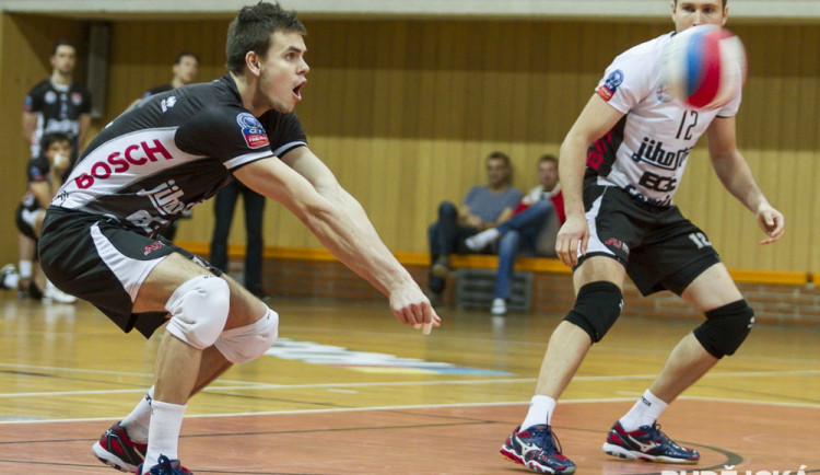 Petr Michálek na příjmu, vpravo Robert Hupka