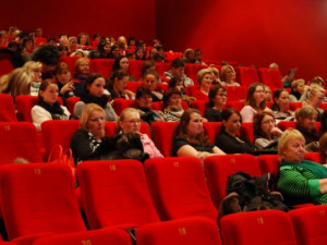 Zadní část kina byla vyprodána, přední zela prázdnotou