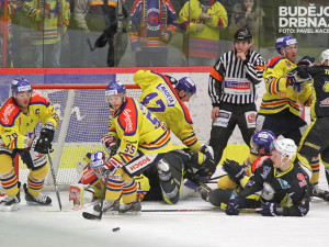 Po závaru před Bláhou si vzal puk Nouza a vrhal se do útoku, rozhodčí ale hru přerušil