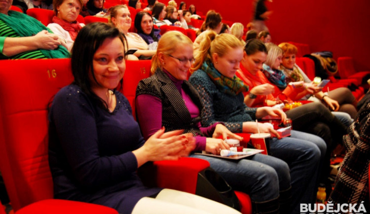 Testry přípravků byly rozeslány do hlediště a všechny přítomné je mohly vyzkoušet