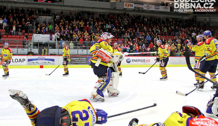 Stylové oslavy Motoru vedl pistolník Ondřej Bláha. Nakonec ale sám spáchal sebevraždu