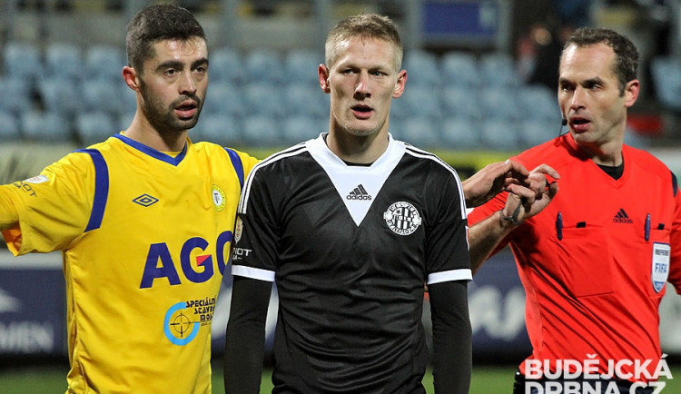 Michal Škoda (uprostřed) zaznamenal proti Vlašimi hattrick