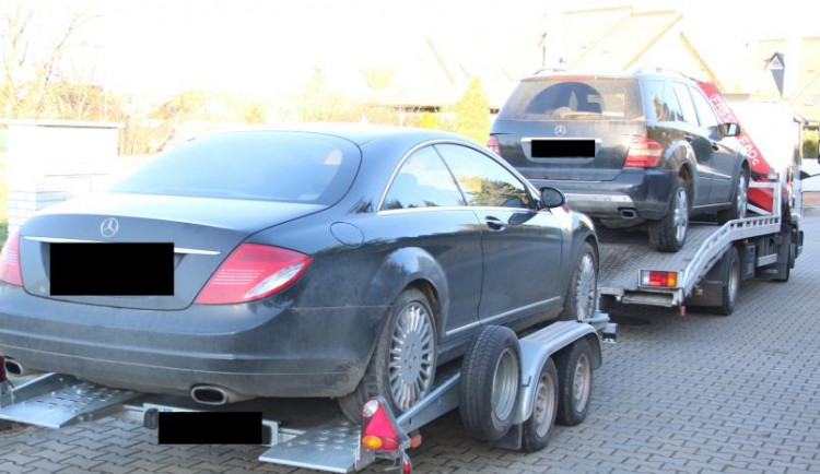 Zajištěn byl majetek za sedm milionů korun. Kromě jiného dva osobní vozy značky Mercedes