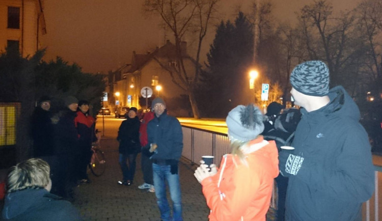 Čekající rodiče na zápis do první třídy před ZŠ Dukelská včera ve 21.30