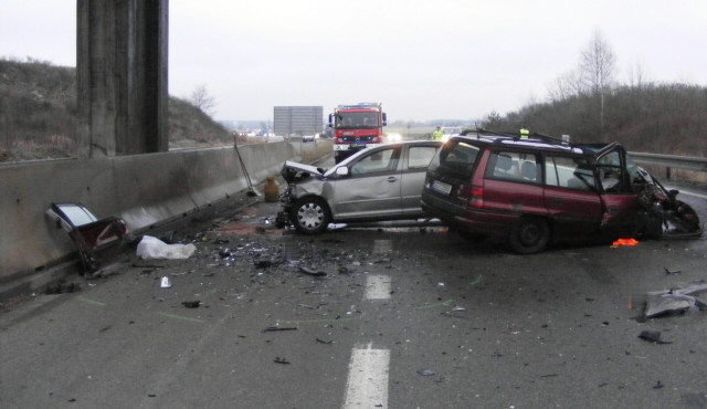 Havarovaná vozidla na obchvatu Veselí nad Lužnicí