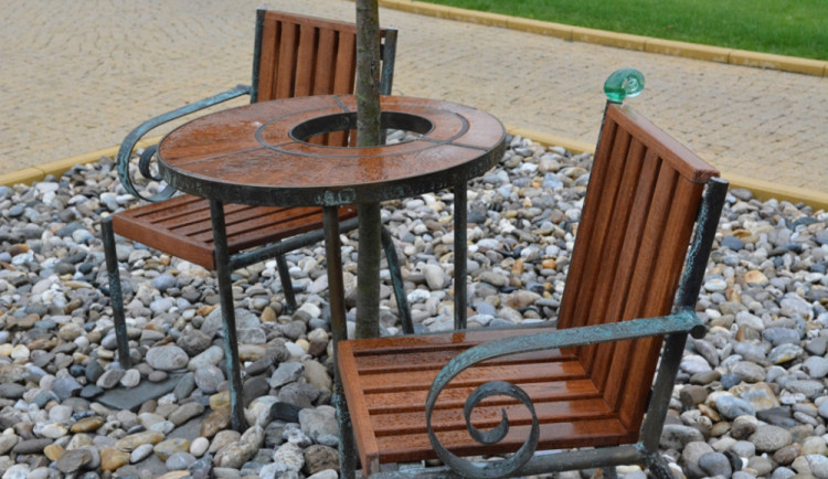 Lavička Václava Havla se stala terčem vandalů už minulý rok v červenci