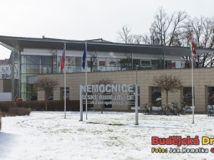 Návštěvy v nemocnici budou od středy zakázané