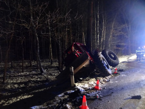 Traktor skončil po nárazu mimo silnici