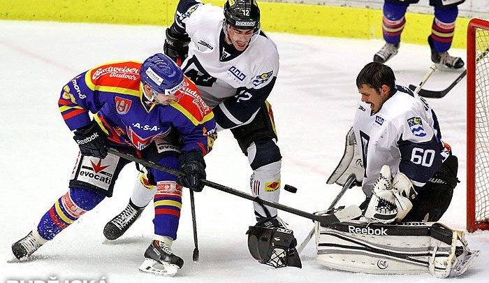 David Kuchejda před gólmanem Havířova Matouškem. Slezanům Budějce v minulém domácím zápase nadělily šestku