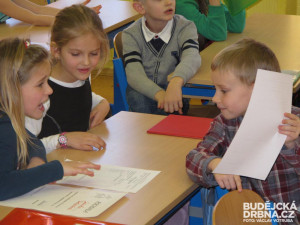 Prvňáčci ze ZŠ Baarova dostali pololetní vysvědčení