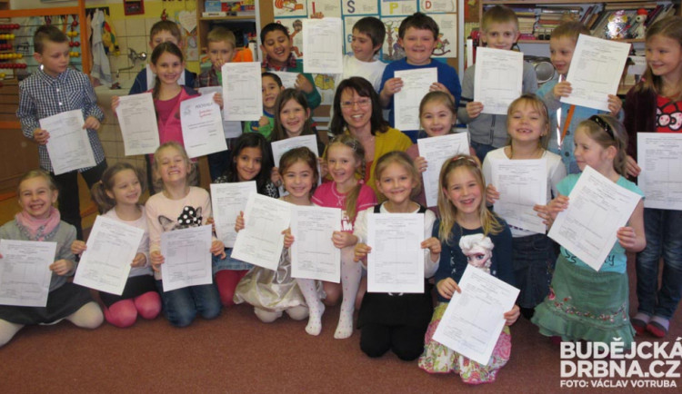 Prvňáčci ze ZŠ Baarova dostali pololetní vysvědčení