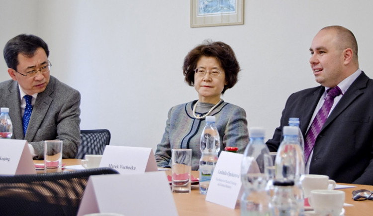 Čínská delegace na návštěvě ve VŠTE. Vpravo rektor Marek Vochozka
