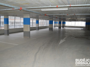 Stavební práce na parkovacím domě v ulici F. A. Gerstnera